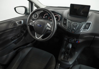 Подержанный автомобиль Ford Fiesta Sedan 2015 года (8 фото)
