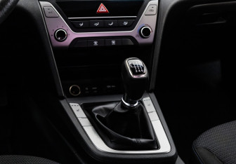 Подержанный автомобиль Hyundai Elantra Sedan 2016 года (12 фото)