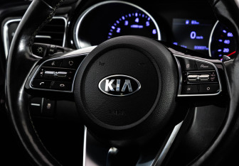 Подержанный автомобиль Kia Ceed Wagon 2019 года (11 фото)