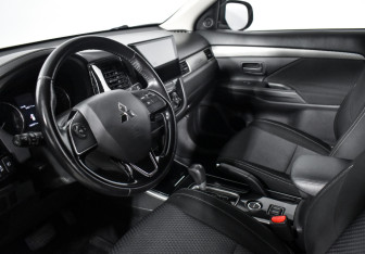Подержанный автомобиль Mitsubishi Outlander 2017 года (9 фото)