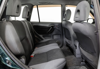 Подержанный автомобиль Toyota RAV4 2000 года (17 фото)