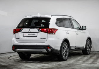 Подержанный автомобиль Mitsubishi Outlander 2017 года (5 фото)