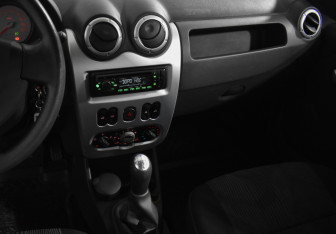 Подержанный автомобиль Renault Logan Sedan 2010 года (16 фото)