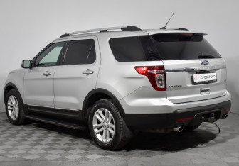 Подержанный автомобиль Ford Explorer 2015 года (7 фото)