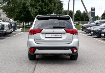 Подержанный автомобиль Mitsubishi Outlander 2021 года (5 фото)