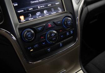 Подержанный автомобиль Jeep Grand Cherokee 2013 года (16 фото)