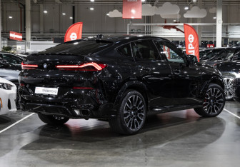 Подержанный автомобиль BMW X6 2023 года (7 фото)