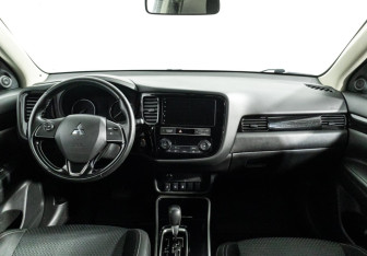 Подержанный автомобиль Mitsubishi Outlander 2018 года (13 фото)