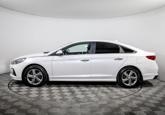 Подержанный автомобиль Hyundai Sonata 2019 года (8 фото)