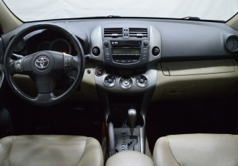 Подержанный автомобиль Toyota RAV4 2009 года (14 фото)