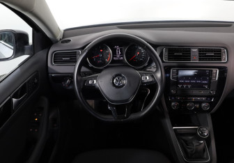 Подержанный автомобиль Volkswagen Jetta Sedan 2018 года (10 фото)