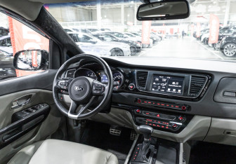 Подержанный автомобиль Kia Carnival 2017 года (18 фото)