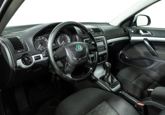 Подержанный автомобиль Skoda Octavia Liftback 2011 года (11 фото)