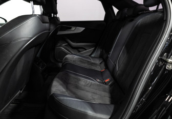 Подержанный автомобиль Audi A4 Sedan 2018 года (10 фото)