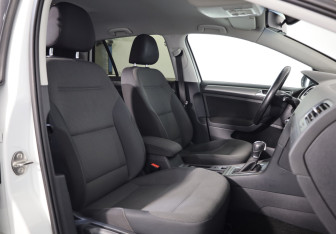 Подержанный автомобиль Volkswagen Golf Hatchback 2014 года (12 фото)