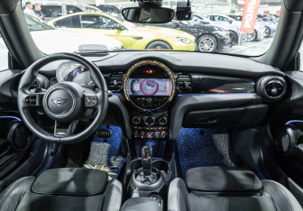 Подержанный автомобиль MINI Hatch 2021 года (16 фото)