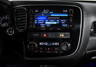 Подержанный автомобиль Mitsubishi Outlander 2016 года (13 фото)
