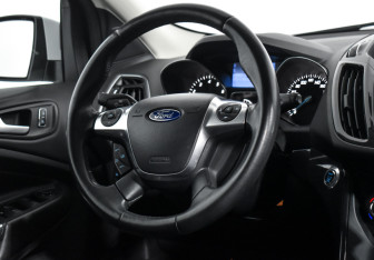 Подержанный автомобиль Ford Kuga 2015 года (14 фото)