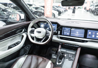 Подержанный автомобиль Geely Monjaro 2023 года (18 фото)