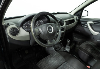 Подержанный автомобиль Renault Sandero 2012 года (11 фото)