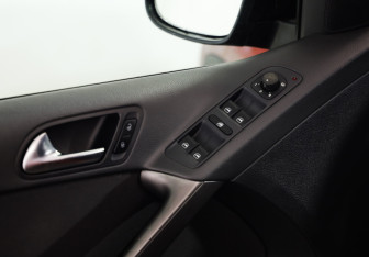 Подержанный автомобиль Volkswagen Tiguan 2009 года (17 фото)