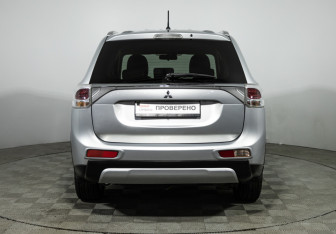 Подержанный автомобиль Mitsubishi Outlander 2014 года (6 фото)