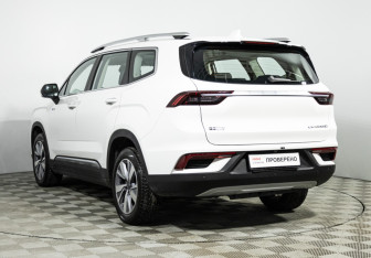 Подержанный автомобиль Geely Okavango 2023 года (7 фото)