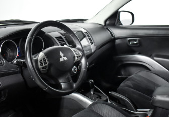 Подержанный автомобиль Mitsubishi Outlander 2011 года (9 фото)