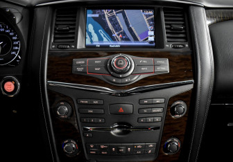 Подержанный автомобиль Nissan Patrol 2014 года (18 фото)