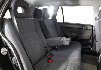 Подержанный автомобиль Mitsubishi Lancer Wagon 2005 года (18 фото)