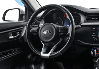 Подержанный автомобиль Kia Rio Sedan 2017 года (15 фото)