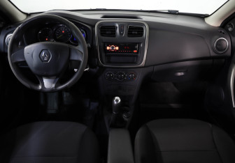 Подержанный автомобиль Renault Logan Sedan 2017 года (9 фото)