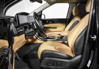 Подержанный автомобиль Kia Carnival 2021 года (12 фото)