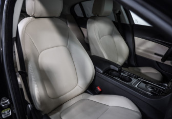Подержанный автомобиль Jaguar XE 2016 года (19 фото)