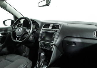 Подержанный автомобиль Volkswagen Polo Sedan 2017 года (9 фото)