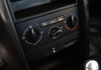 Подержанный автомобиль Peugeot 207 Hatchback 2008 года (13 фото)