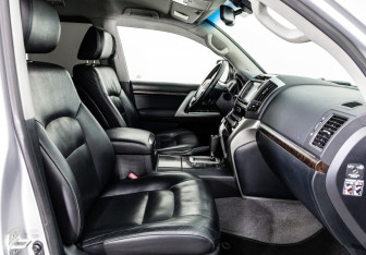 Подержанный автомобиль Toyota Land Cruiser Suv 2012 года (23 фото)