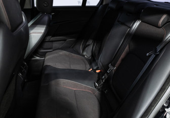 Подержанный автомобиль Jaguar XE 2016 года (10 фото)