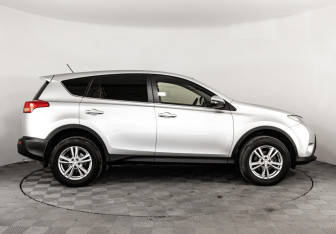Подержанный автомобиль Toyota RAV4 2014 года (4 фото)