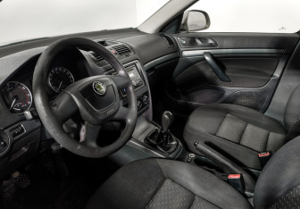 Подержанный автомобиль Skoda Octavia Liftback 2011 года (9 фото)