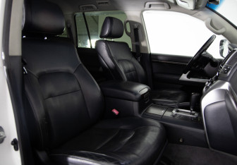 Подержанный автомобиль Toyota Land Cruiser Suv 2012 года (12 фото)