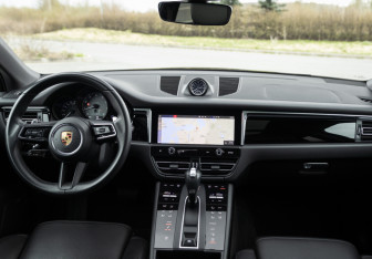Подержанный автомобиль Porsche Macan 2021 года (21 фото)