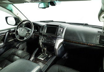 Подержанный автомобиль Toyota Land Cruiser Suv 2008 года (9 фото)