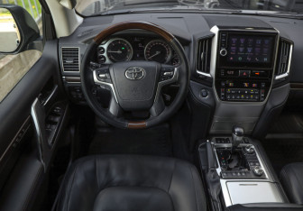Подержанный автомобиль Toyota Land Cruiser Suv 2016 года (12 фото)