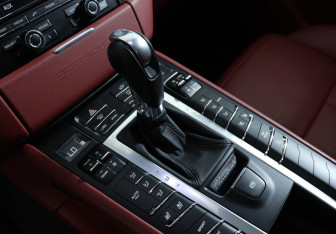 Подержанный автомобиль Porsche Macan 2015 года (18 фото)