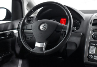 Подержанный автомобиль Volkswagen Touran 2007 года (14 фото)