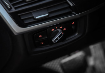 Подержанный автомобиль BMW X5 2015 года (24 фото)