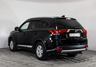 Подержанный автомобиль Mitsubishi Outlander 2017 года (7 фото)