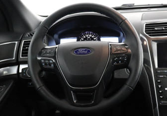 Подержанный автомобиль Ford Explorer 2018 года (10 фото)