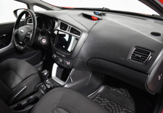 Подержанный автомобиль Kia Ceed Hatchback 2015 года (12 фото)